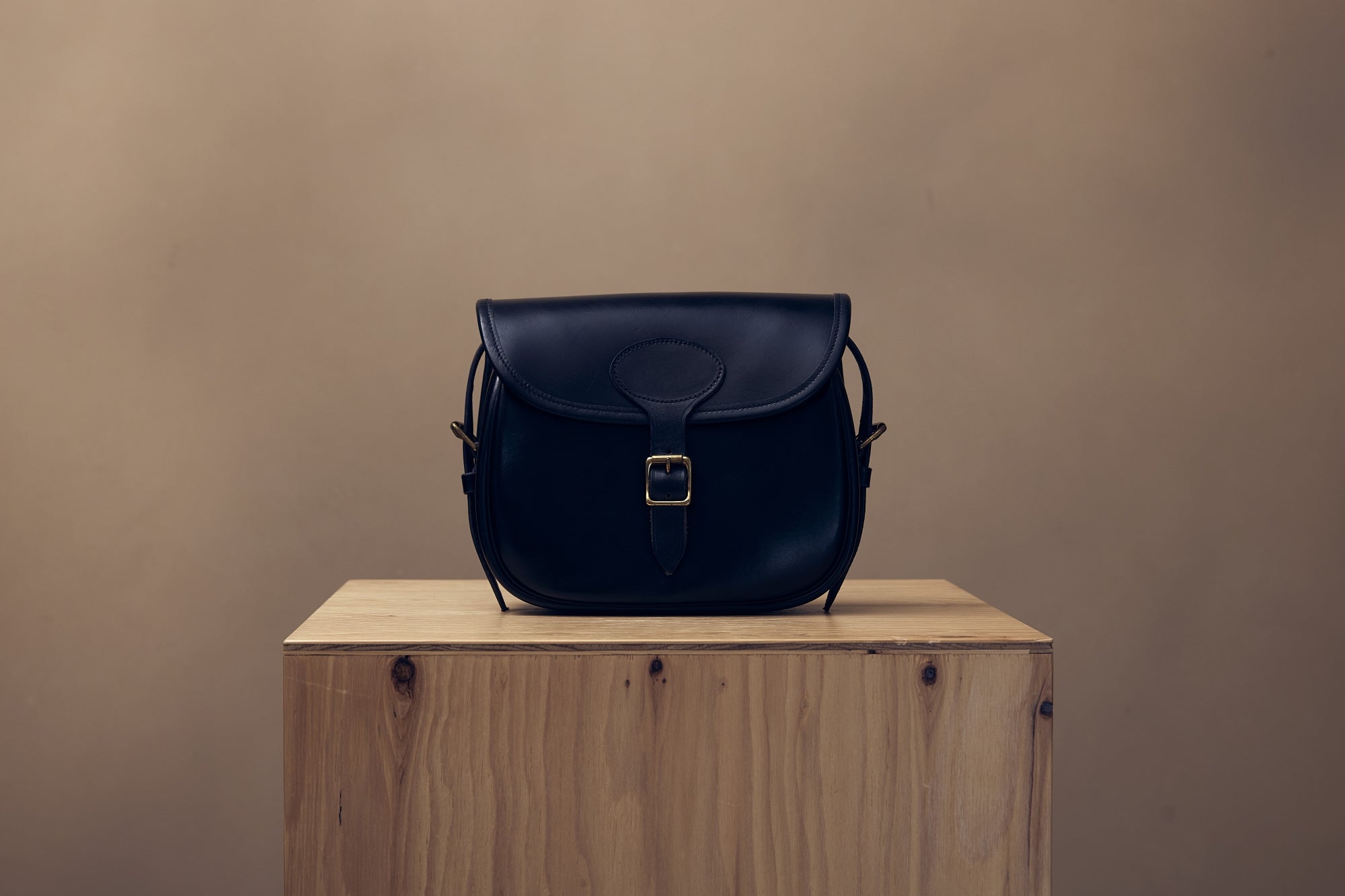 BRADY オールレザー サッチェル ショルダーバッグ ブラック BRADY オールレザー サッチェル ショルダーバッグ ブラック